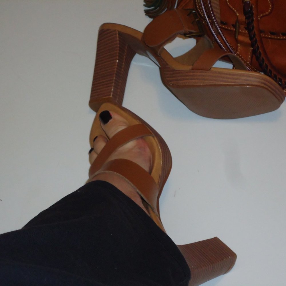 NEWPORT NEWS Leather Heels Size 9 1/2